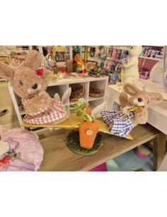 Coniglietti in fibra naturale su scrivolo carota 2