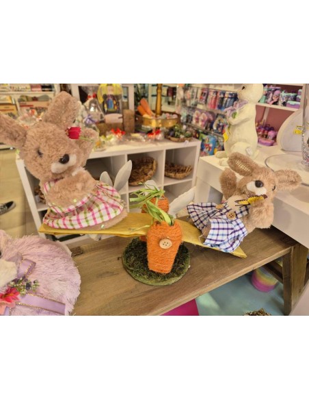 Coniglietti in fibra naturale su scrivolo carota